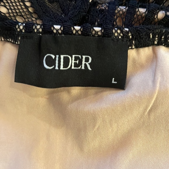 Lacy Crop Top - Picture 4 of 4